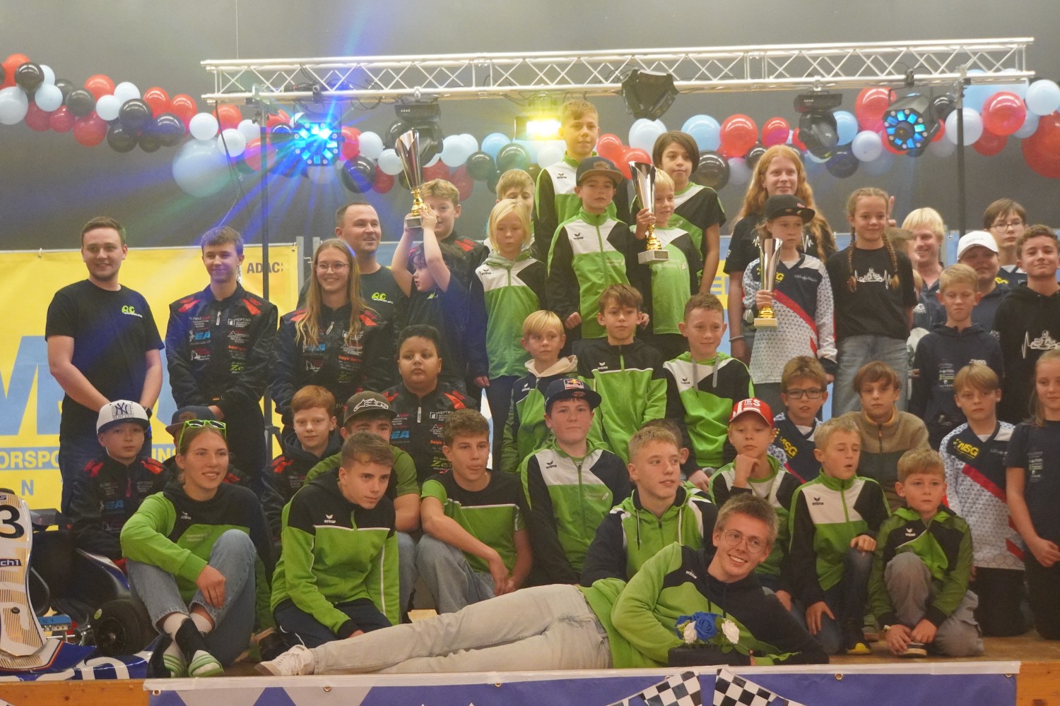 Der MSC Marktoberdorf in grüner Teamkleidung wird Mannschaftsmeister der Allgäurunde im Jugendkartslalom sml